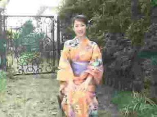 年轻漂亮的日本和服少妇
